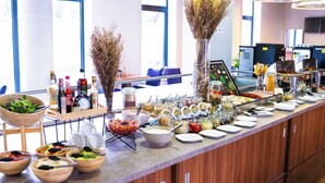 Un buffet proposant une variété de plats et d'accompagnements.