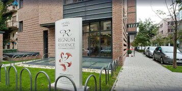 Μια πινακίδα ξενοδοχείου για το Regnum Residence Budapest.