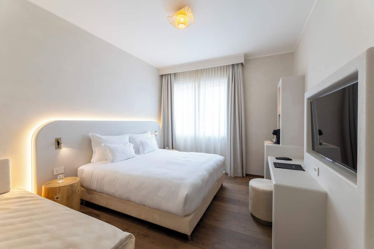 Standard Double Room | Minibar, in-room safe, desk, laptop workspace