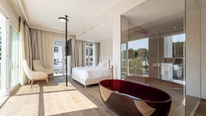 Minibar, caja de seguridad en la habitación y escritorio 