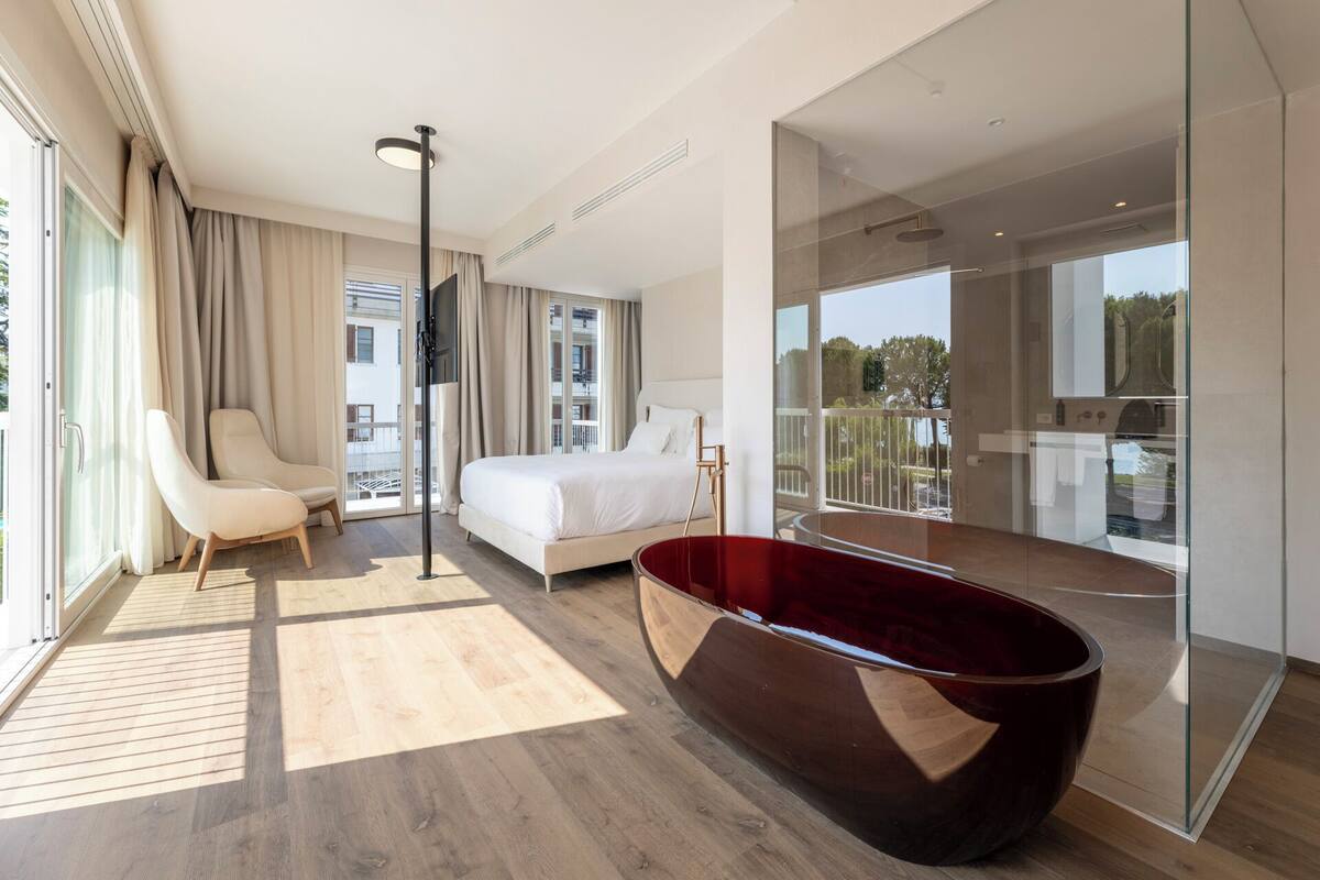 deluxe suite, lake view | minibar, in-room safe, desk, laptop workspace