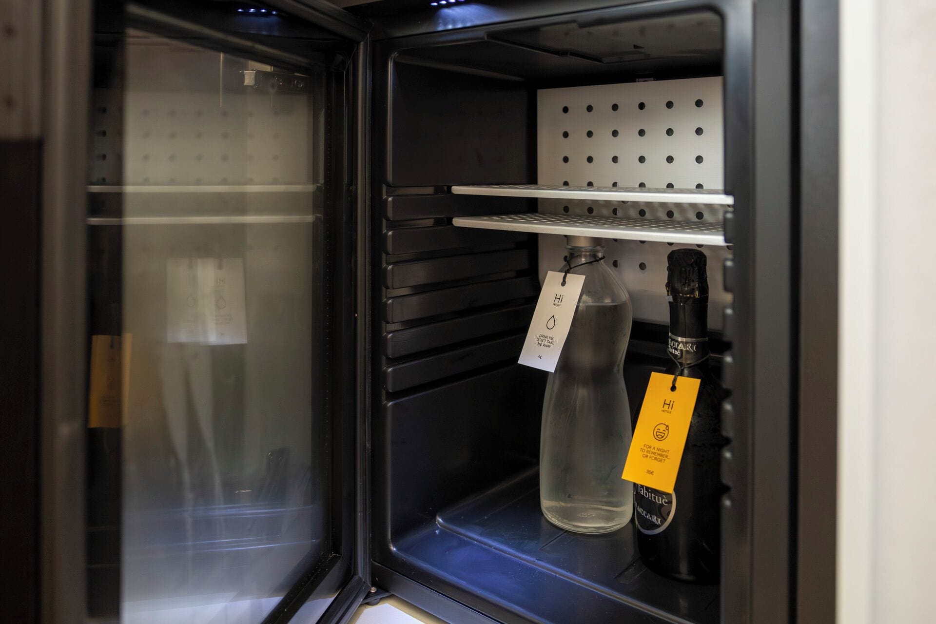 deluxe room, balcony, partial lake view | room amenity