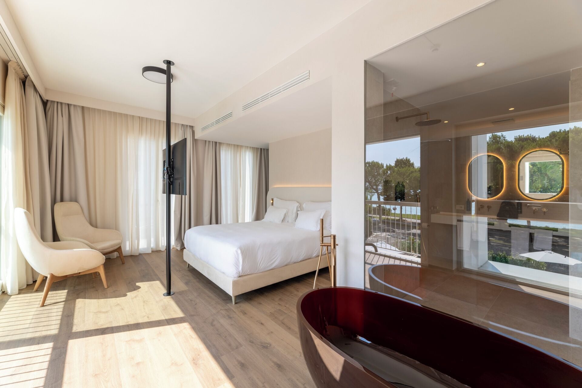 deluxe suite, lake view | minibar, in-room safe, desk, laptop workspace