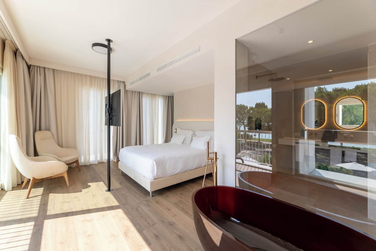 deluxe suite, lake view | minibar, in-room safe, desk, laptop workspace