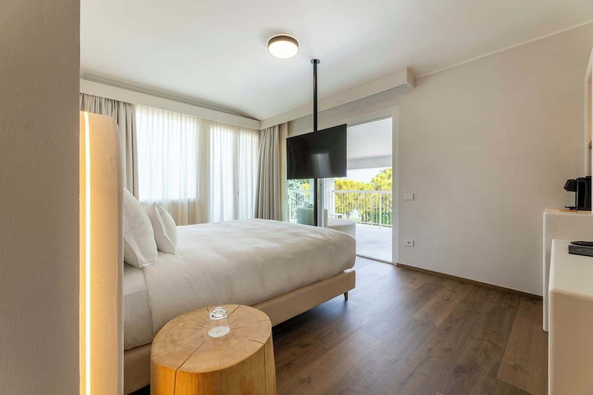 Premium Suite, Hot Tub, Lake View | Minibar, in-room safe, desk, laptop workspace