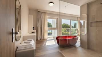 Suite Deluxe, vistas al lago | Minibar, caja fuerte, escritorio y espacio para trabajar con un portátil