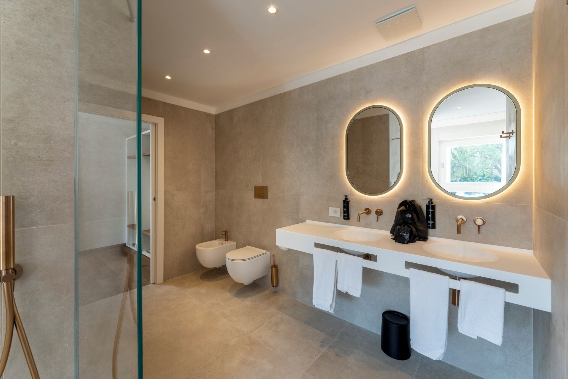 deluxe suite, lake view | bathroom | bathtub, hair dryer, towels, soap