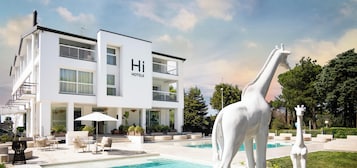 Una piscina al aire libre, sillones reclinables de piscina