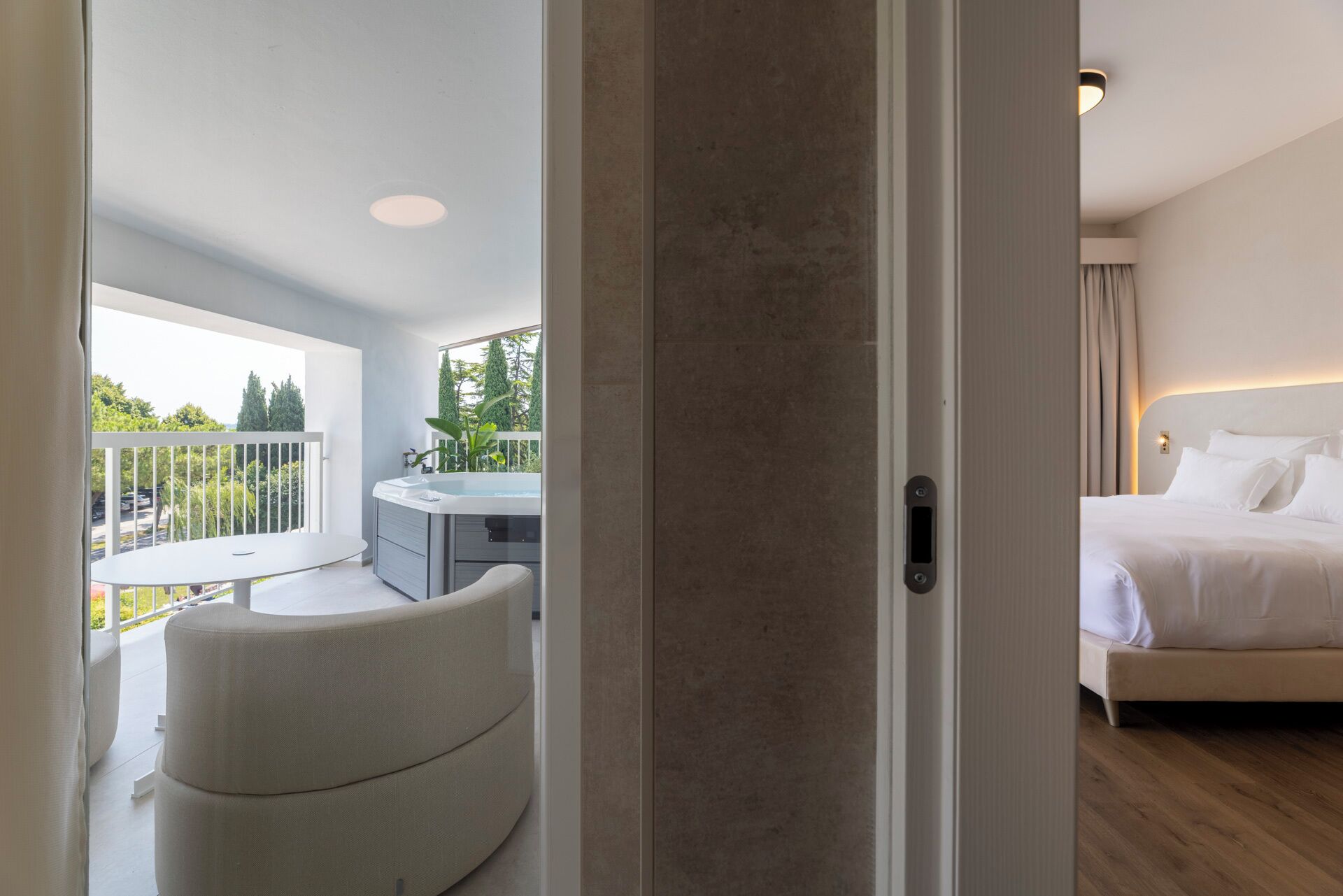 junior suite, hot tub | minibar, in-room safe, desk, laptop workspace