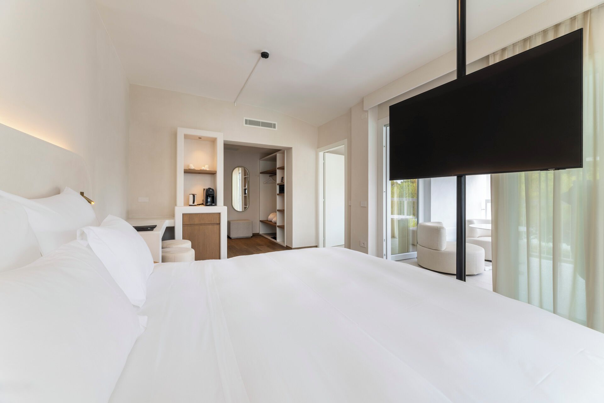 junior suite, hot tub | minibar, in-room safe, desk, laptop workspace