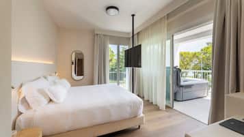 Suite junior, bañera de hidromasaje | Minibar, caja fuerte, escritorio y espacio para trabajar con un portátil