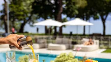 Bar en bord de piscine
