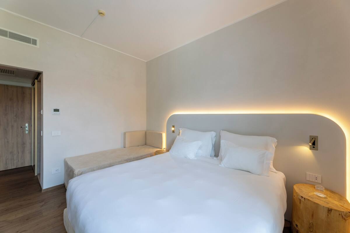 Standard Triple Room | Minibar, in-room safe, desk, laptop workspace