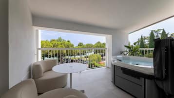 Minibar, coffres-forts dans les chambres, bureau