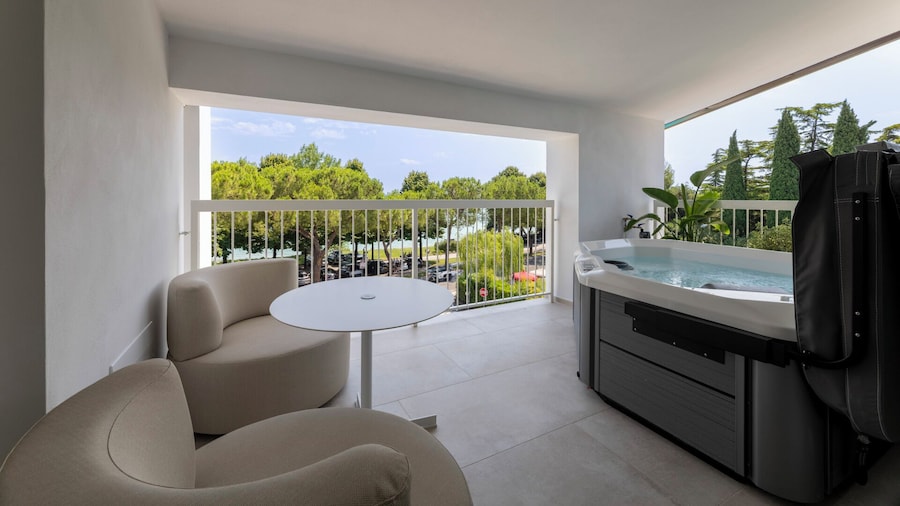 Hi Hotels Sirmione - Lakeview Pool