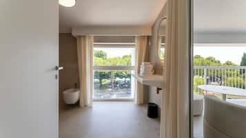 Suite junior, bañera de hidromasaje | Baño | Bañera, secador de pelo, toallas y jabón
