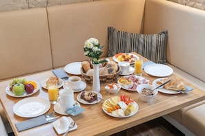Desayuno buffet diario (EUR 17.9 por persona)