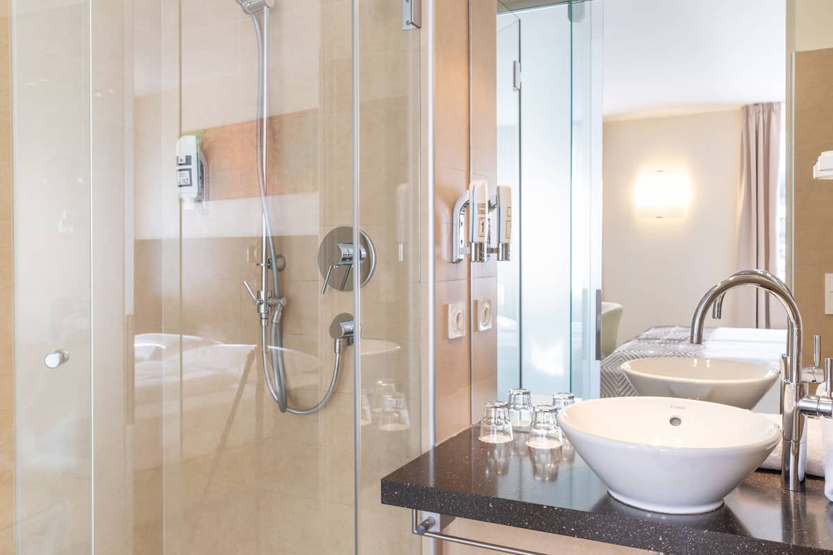 comfort double room | bathroom | free toiletries, hair dryer, slippers, towels