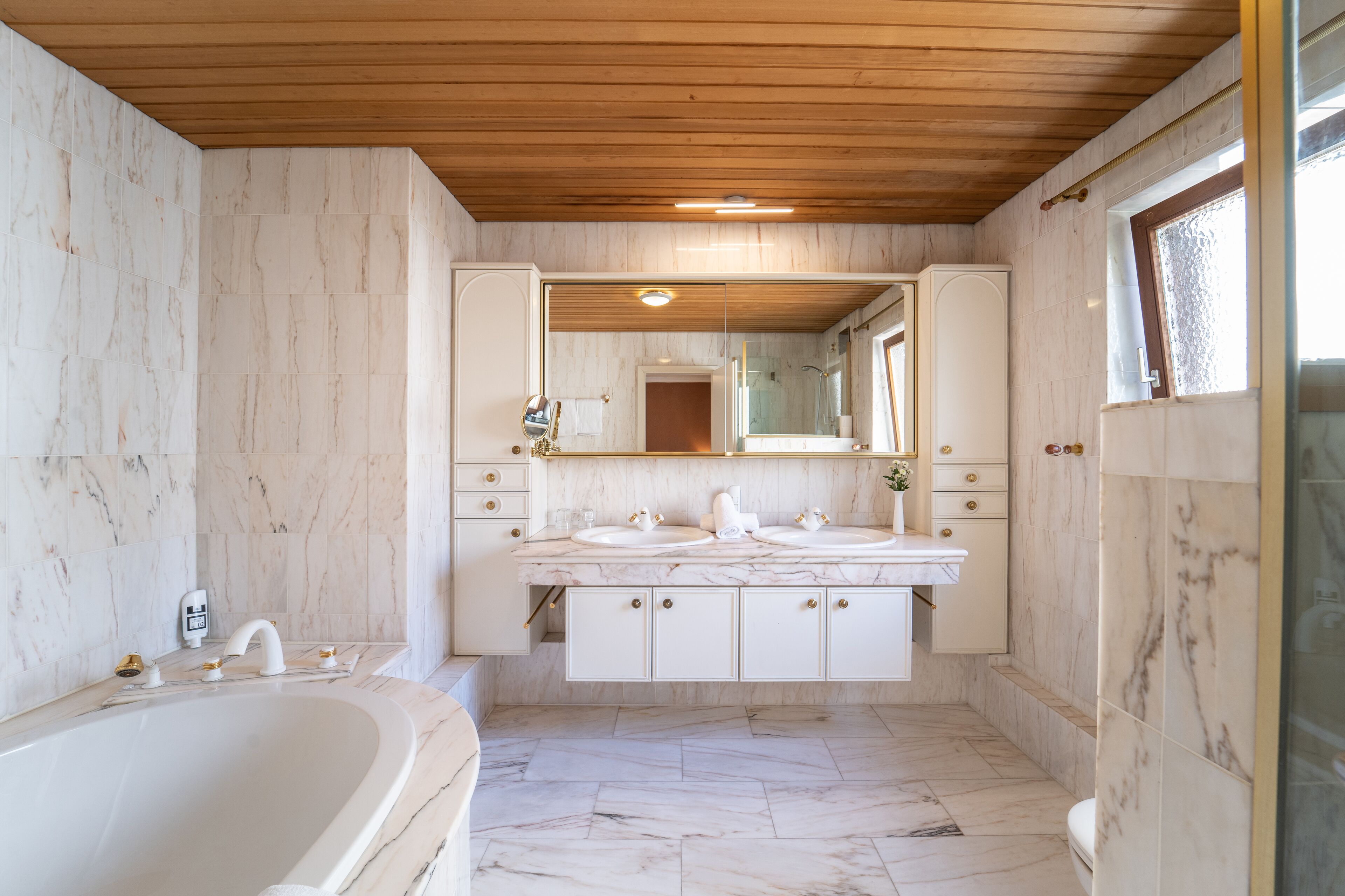 business double room | bathroom | free toiletries, hair dryer, slippers, towels