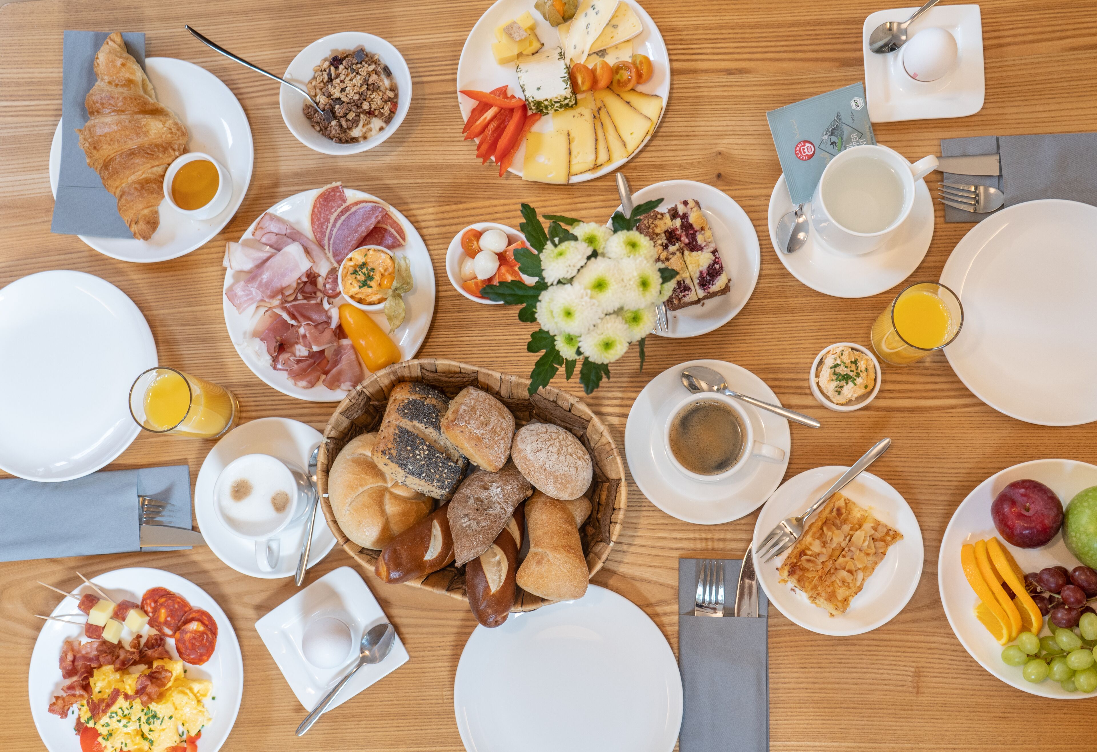 Se ofrece un desayuno bufé (17.9 EUR por persona)