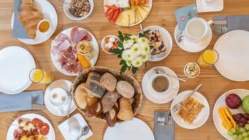 Colazione a buffet, servita tutte le mattine (17.9 EUR a persona)