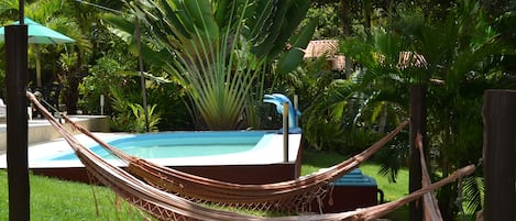 Piscine extérieure, parasols de plage, chaises longues