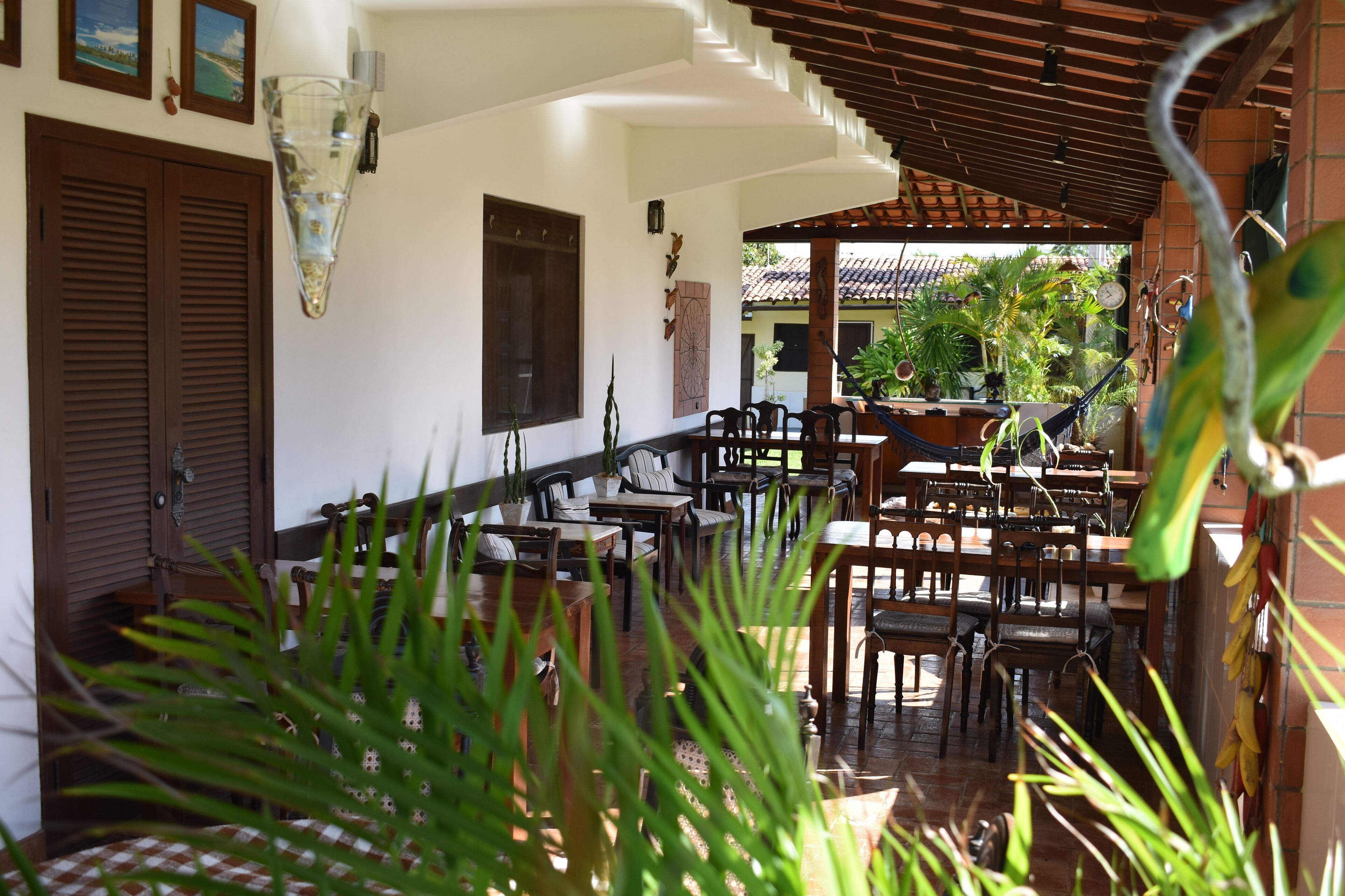 Café da manhã, almoço e jantar; culinária internacional 