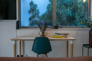 أسرّة بطبقة علوية مريحة وطراز فريد لكل وحدة ومكتب ومكواة/لوح كي