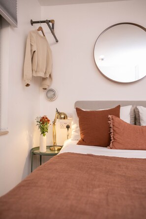 Habitación doble estándar, baño en la habitación | Camas con pillow-top, muebles diferentes y escritorio