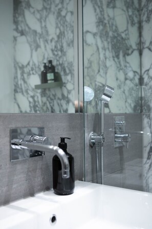 Standard Double Room, Ensuite | Bathroom | Free toiletries, hair dryer, towels - The Luxury Inn (London)