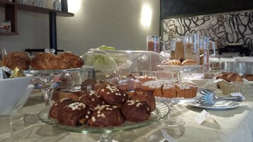 Café da manhã com buffet todos os dias (EUR 10.00 por pessoa) 