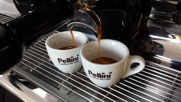 Due tazze di caffè con l'etichetta 'Pellini' su un vassoio di metallo.
