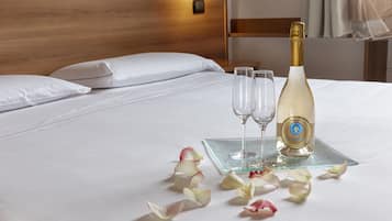 高档床上用品、羽绒被、客房内保险箱、办公桌