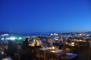 Mittagessen, Abendessen, mediterrane Küche, Blick aufs Meer