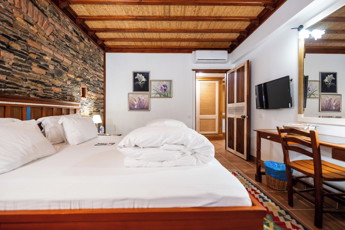 Suite, Garden View | Down comforters, minibar, in-room safe, desk