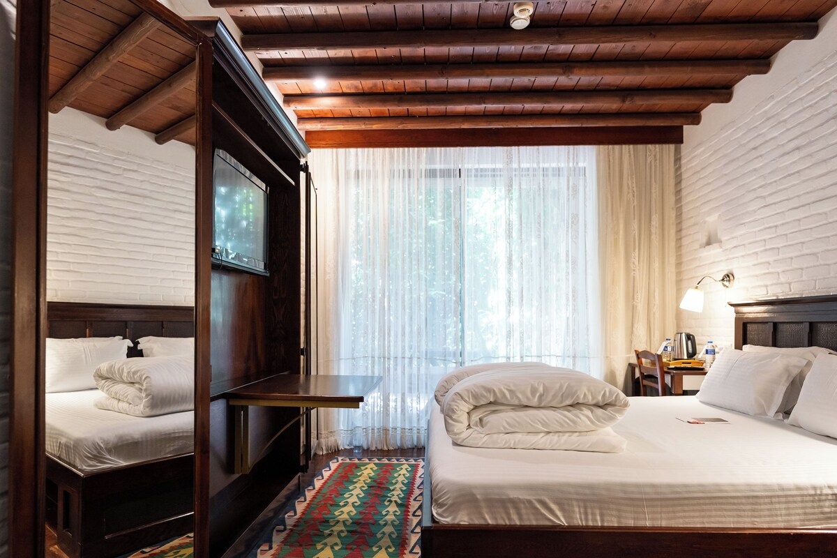 Economy Double Room, 1 Bedroom | Down comforters, minibar, in-room safe, desk