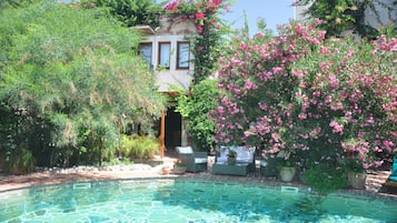2 piscine all'aperto, ombrelloni da piscina, lettini
