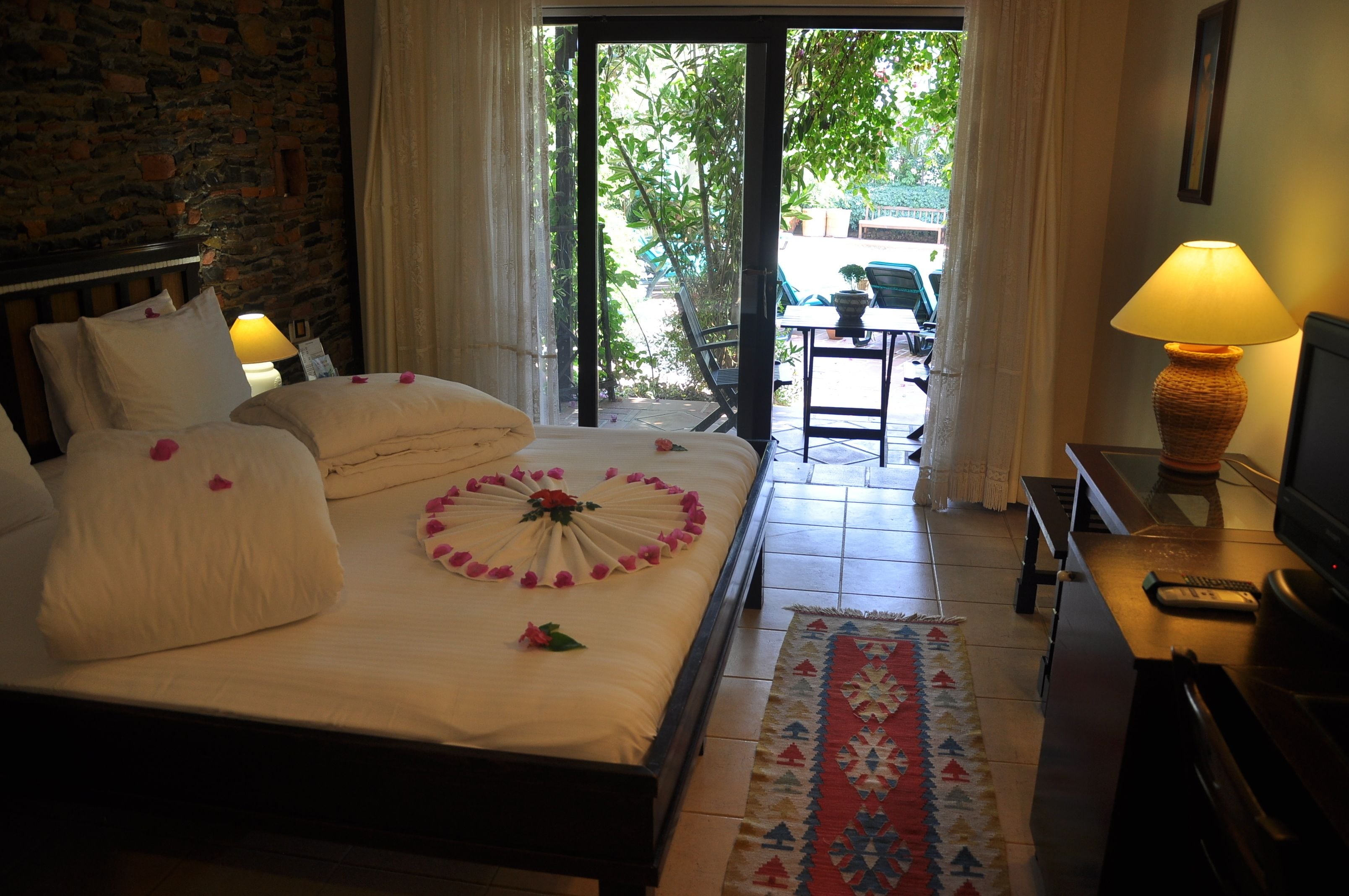 standard double or twin room, garden view | 1 bedroom, down duvets, minibar, in-room safe