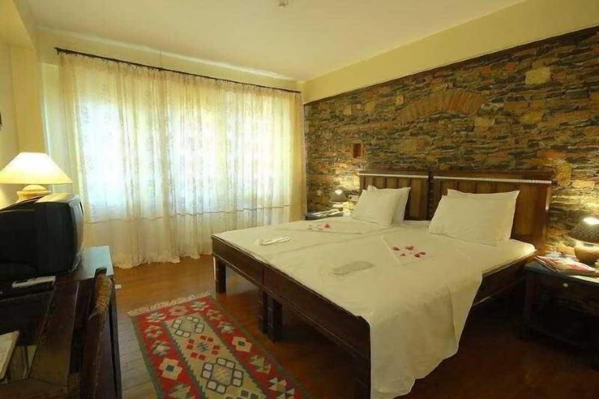 Down comforters, minibar, in-room safe, desk