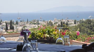 Aperto a pranzo e cena, cucina mediterranea, con vista sul mare