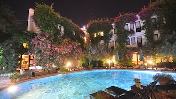 2 piscines extérieures, parasols de plage, chaises longues