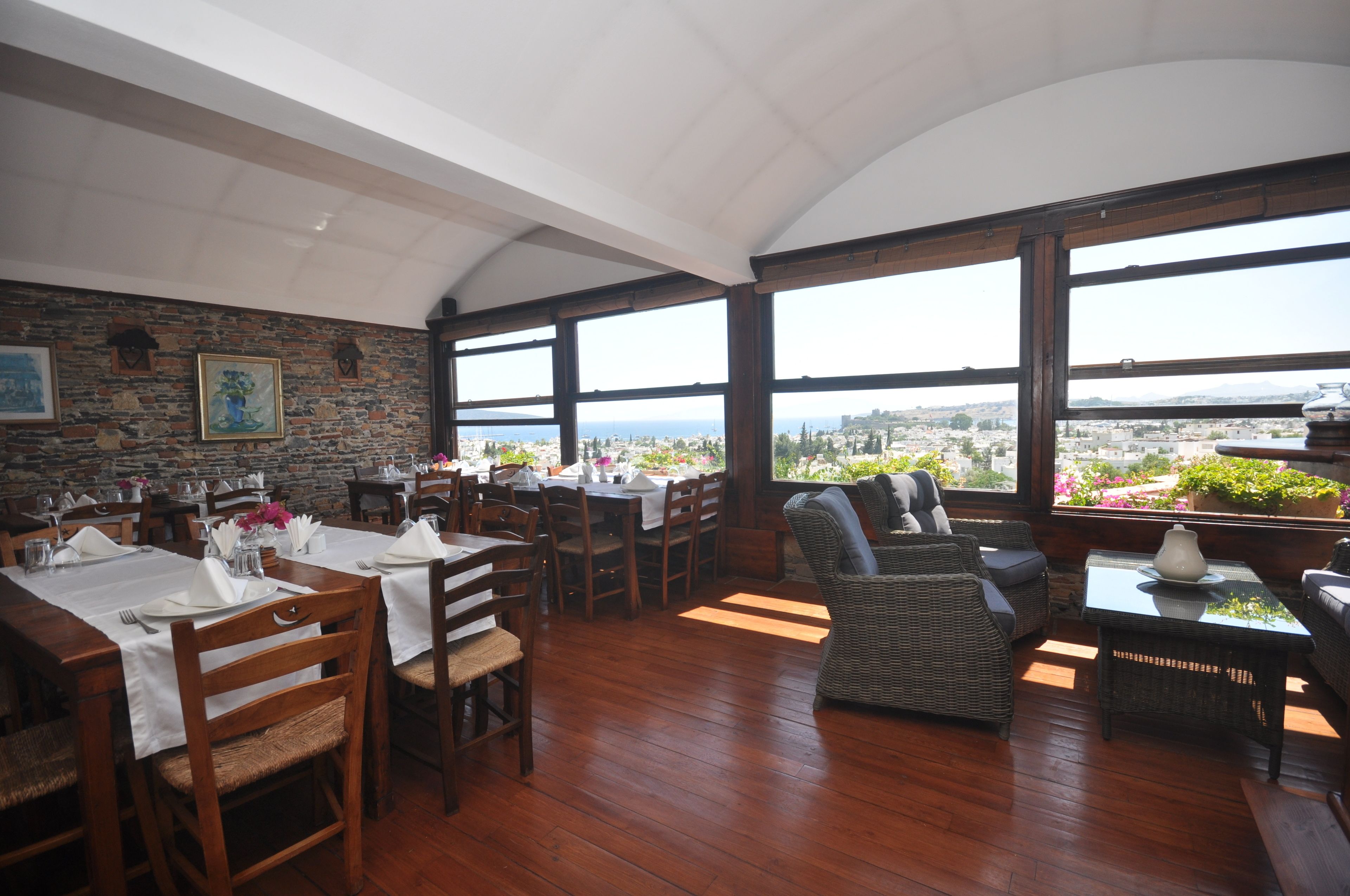 Lunch, dinner served; Mediterranean cuisine, sea views 