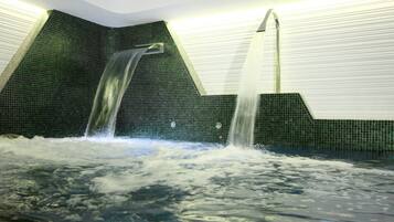 Zona de spa con un jacuzzi y dos cascadas.