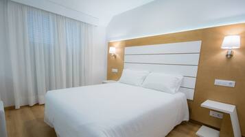 Double Room, Sea View | In-room safe, desk, WiFi (free), bed sheets