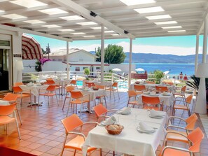 Outdoor dining - Hotel Spa Nanin Playa (Sanxenxo)