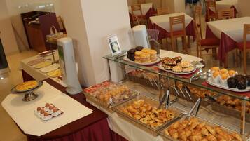 Petit déjeuner buffet (9.9 EUR par personne)