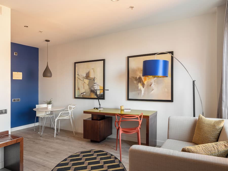 Studio | Donzen dekbedden, een kluis op de kamer, een bureau, een laptopwerkplek