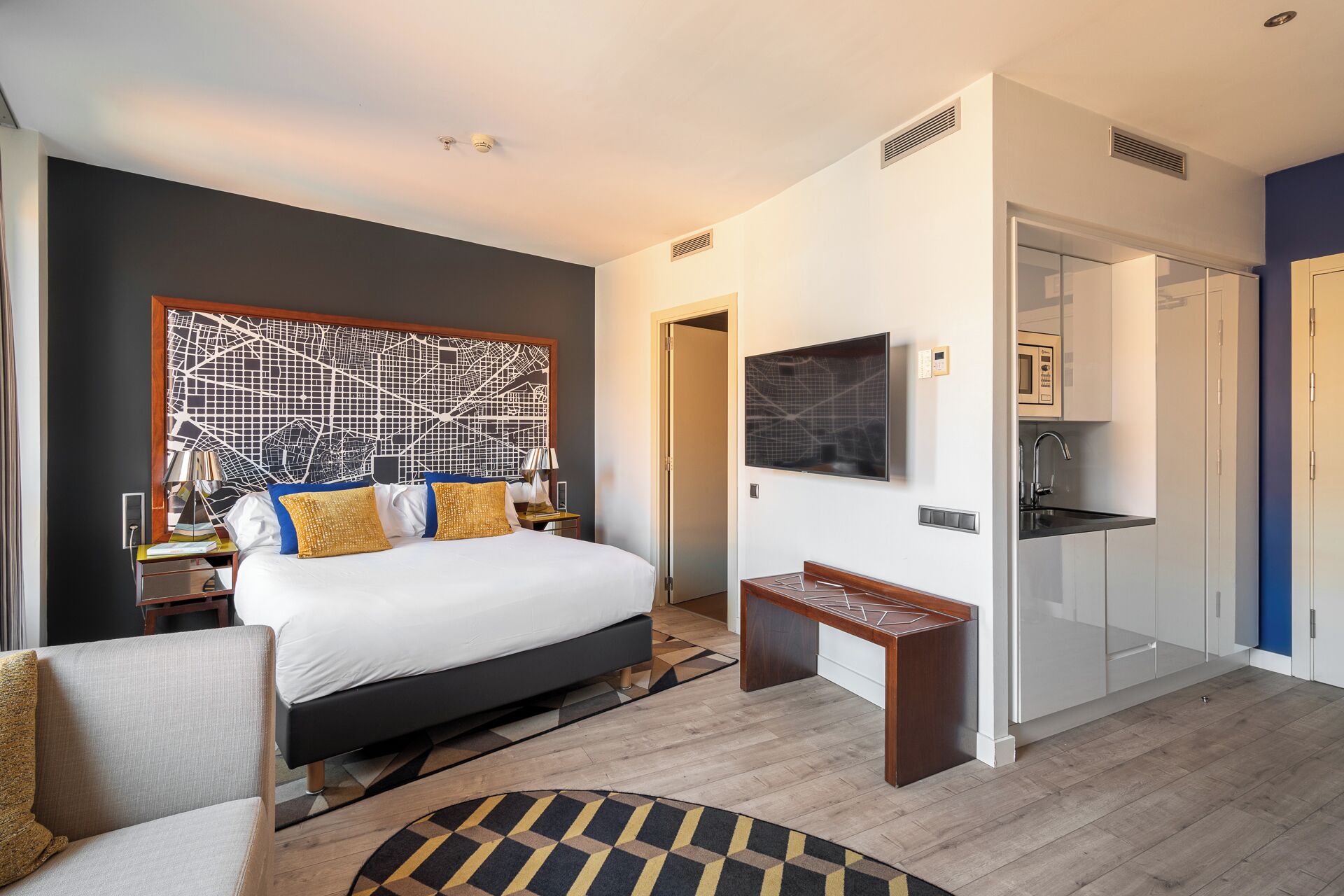 Dundyner, safe på rommet, skrivebord og skrivebord for bærbar PC