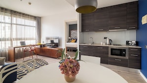 Mini-fridge, microwave, toaster, dining tables - Naitly Barcelona Poblenou (Barcelona)