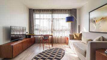 Una televisión de pantalla plana